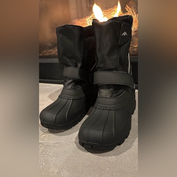 Tundra Quebec Waterproof,Thermolite Insulated,Velcro slip in,rugged sole boot - Picture 2 of 11